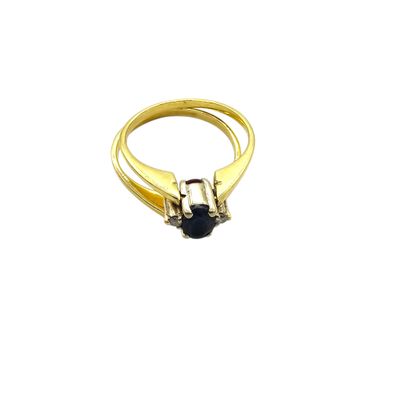 BAGUE en or jaune 750° ornée dans un sens...