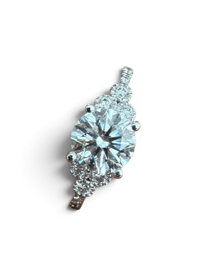 BAGUE en or gris 750° ornée d'un diamant...