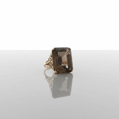 750° yellow gold cocktail ring set with a...