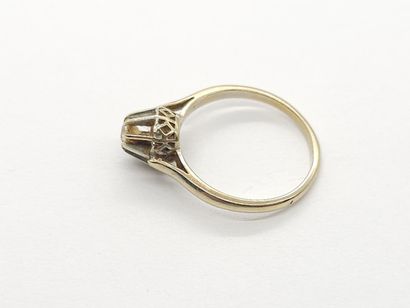 BAGUE solitaire en or gris 750° ornée d'un...