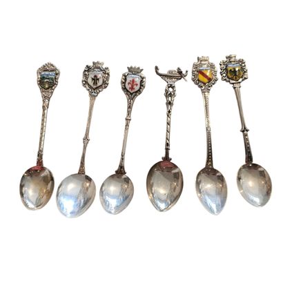 ENSEMBLE DE HUIT PETITES CUILLERES en argent...
