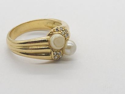 BAGUE en or jaune 750° ornée de deux perles...