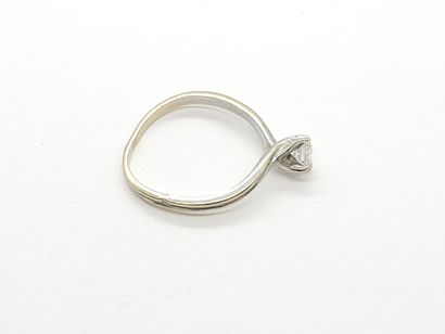 BAGUE solitaire en or gris 750° ornée d'un...