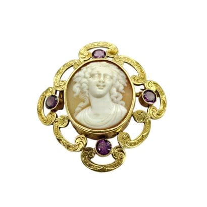 BROCHE en or jaune 750° ajourée et ciselée...