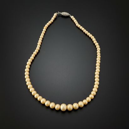 COLLIER de perles en chute, fermoir tonneau...