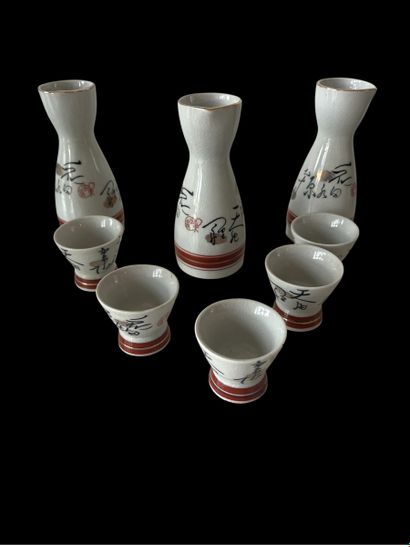 CHINA, modern
Fourteen-piece porcelain sake...