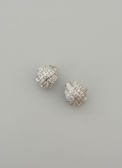 PAIRE de clip d'oreilles en or gris 750°...