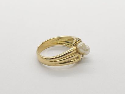 BAGUE en or jaune 750° ornée de deux perles...