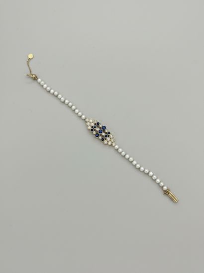 BRACELET de perles, motif central en or jaune...