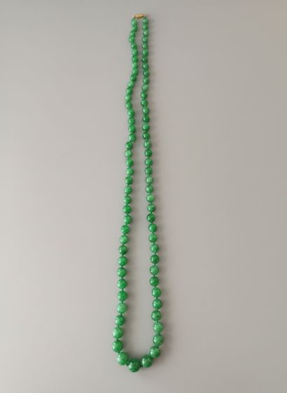 COLLIER de perles d'agates teintés vertes,...