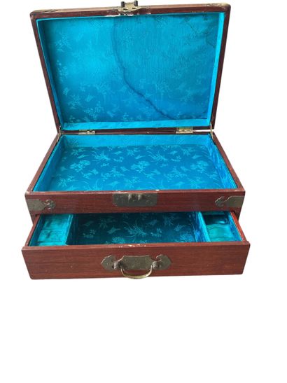 CHINA, modern
Jewelry box with a hinged lid...