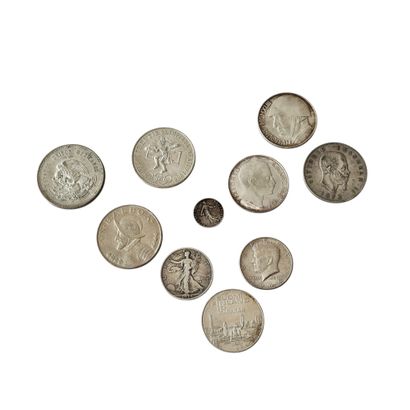 REUNIONS DE SIX PIECES OU MEDAILLES en argent...