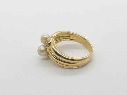 BAGUE en or jaune 750° ornée de deux perles...