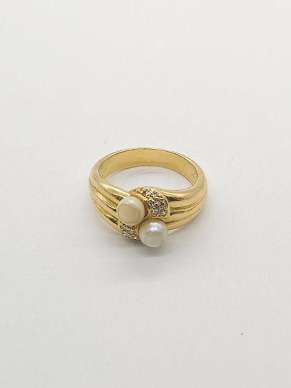 BAGUE en or jaune 750° ornée de deux perles...