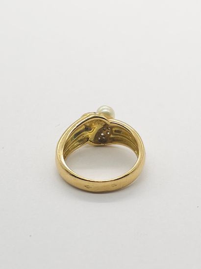 BAGUE en or jaune 750° ornée de deux perles...