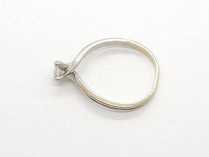 BAGUE solitaire en or gris 750° ornée d'un...