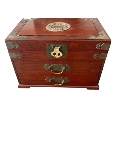 CHINA, modern
Jewelry box with a hinged lid...