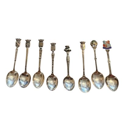 ENSEMBLE DE HUIT PETITES CUILLERES en argent...