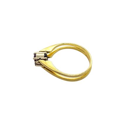 BAGUE en or jaune 750° ornée dans un sens...