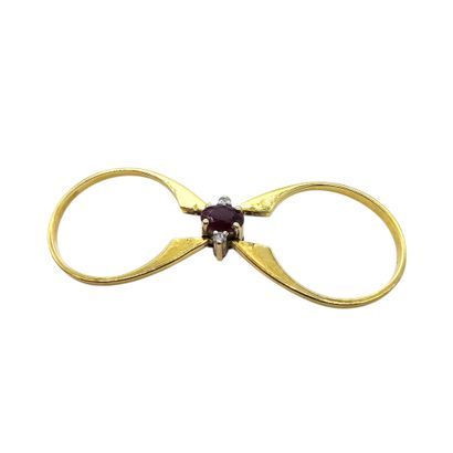 BAGUE en or jaune 750° ornée dans un sens...