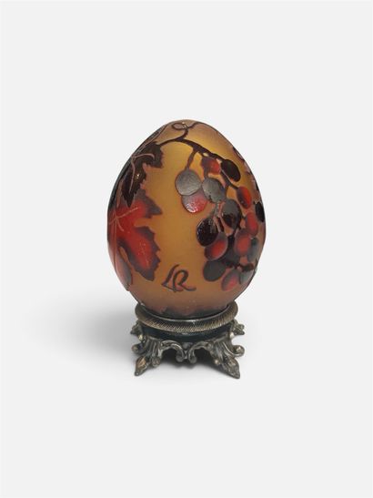 LA ROCHÈRE 
Acid-etched glass egg decorated...