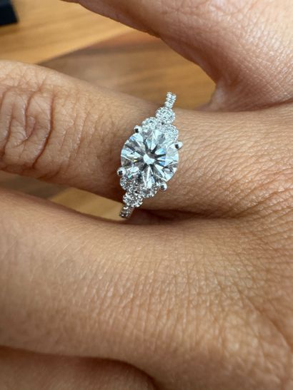 BAGUE en or gris 750° ornée d'un diamant...