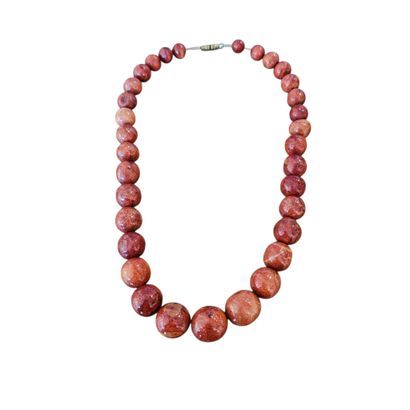 COLLIER sautoir de perles de jaspe rouge,...