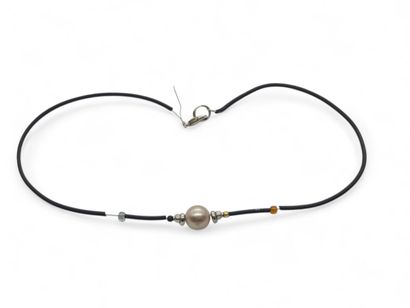 LOT comprenant :
Bracelet ornée de perles...