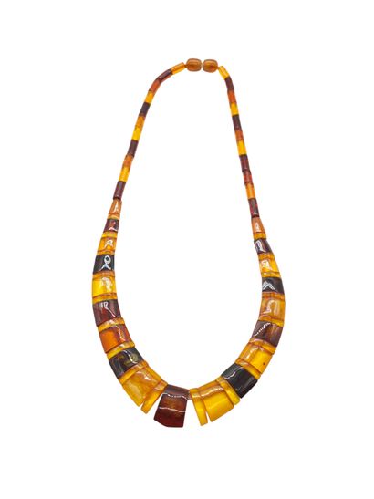 LOT DE BIJOUX FANTAISIE comprenant : 
Collier...