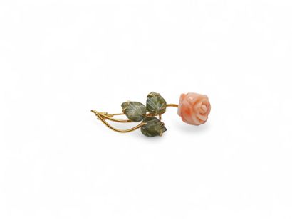 BROCHE en métal doré de forme fleur ornée...