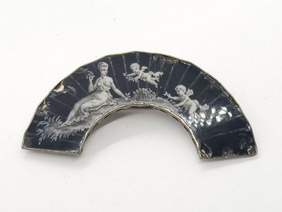 BROCHE en métal à décor émaillé de grisa...