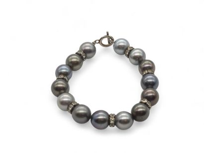 LOT comprenant :
Bracelet ornée de perles...
