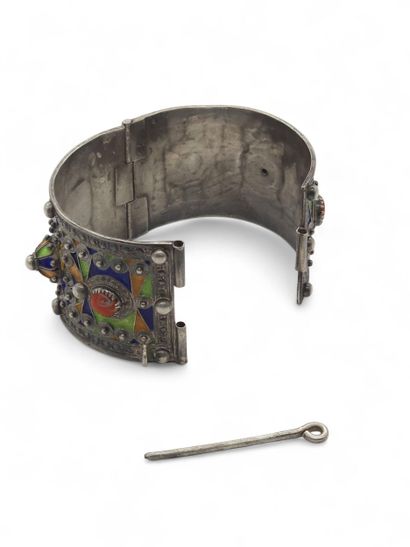 BRACELET en argent bas titre ornée de corail...