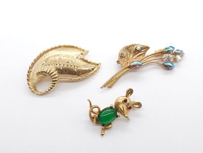 TROIS BROCHES en métal doré dont une en forme...