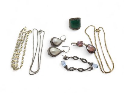 LOT de bijoux fantaisie comprenant :
Lip...