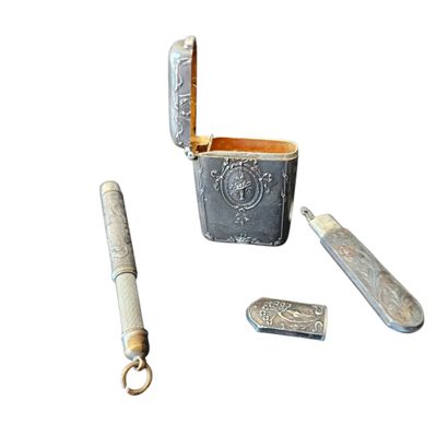 ENSEMBLE D'OBJETS DE VITRINE comprenant :
Un...