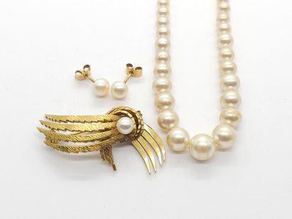 LOT DE BIJOUX comprenant :
Collier de perles
Deux...