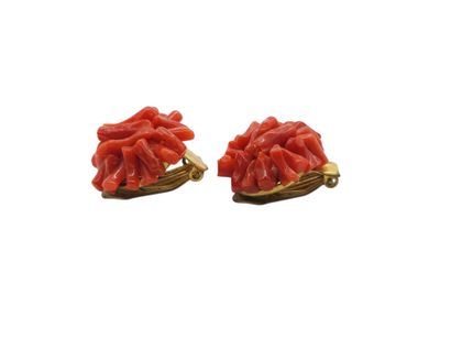 PAIRE de clips d'oreilles en métal doré et...