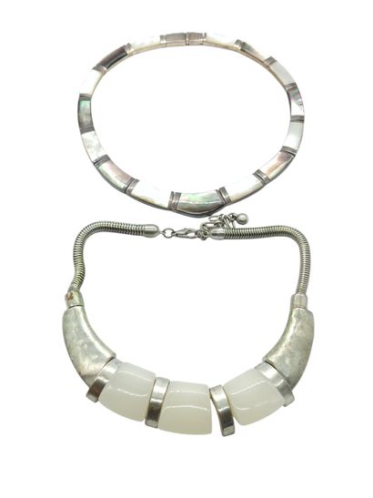 LOT DE BIJOUX FANTAISIE comprenant : 
Collier...