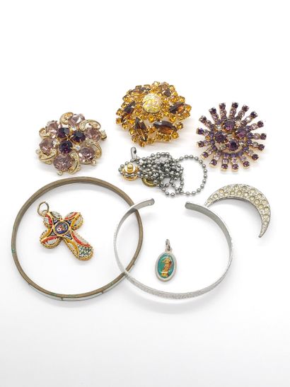 PETIT LOT DE BIJOUX FANTAISIE comprenant...