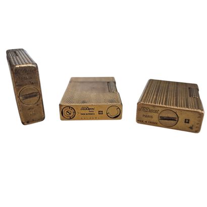 LOT de trois briquets DUPONT en métal doré...