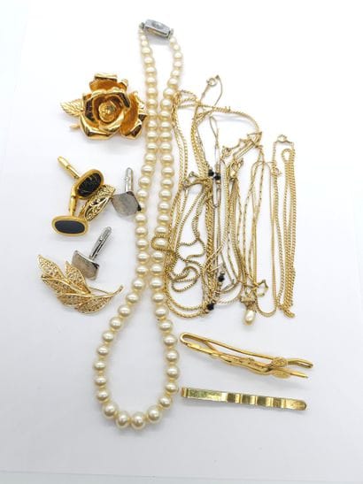 ENSEMBLE de bijoux fantaisies comprenant...