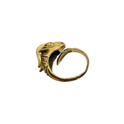 BAGUE zoomorphe ouverte en métal doré figurant...