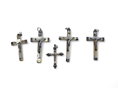 ENSEMBLE DE CINQ CROIX DE COMMUNION en nacre...