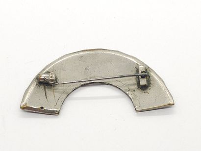 BROCHE en métal à décor émaillé de grisa...