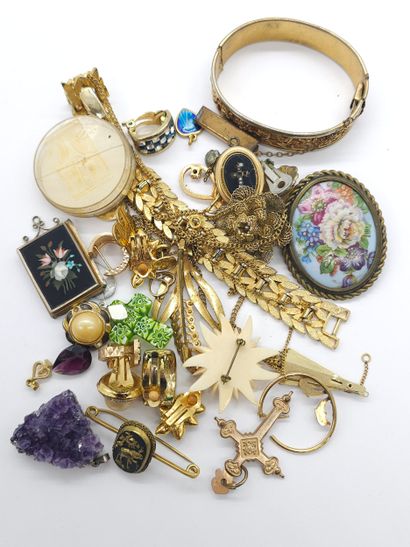 ENSEMBLE de bijoux fantaisies comprenant
Colliers,...