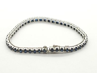 BRACELET en métal argenté orné de pierres...