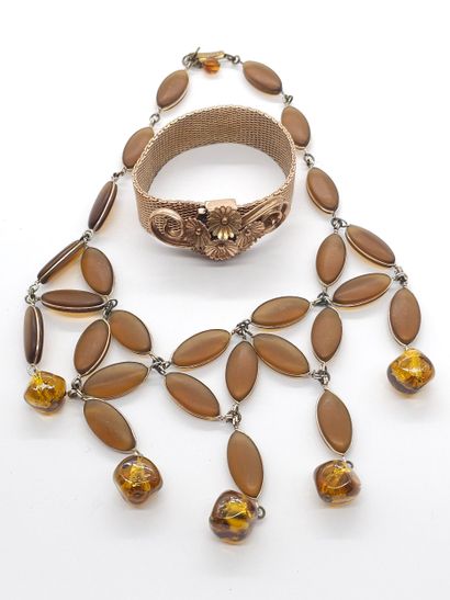 COLLIER en verre et pierres de couleur ambrée
Bracelet...