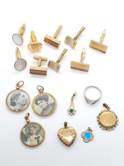 LOT de bijoux fantaises comprenant :
Cinq...