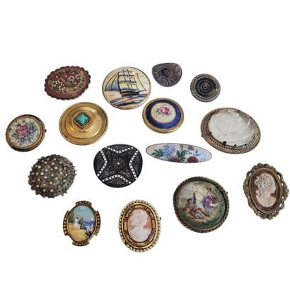 ENSEMBLE DE VINGT-CINQ BROCHES rondes en...